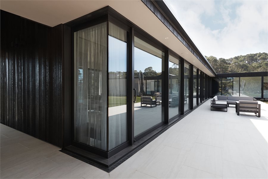 APL Architectural Series sliding doors line the home to the courtyard