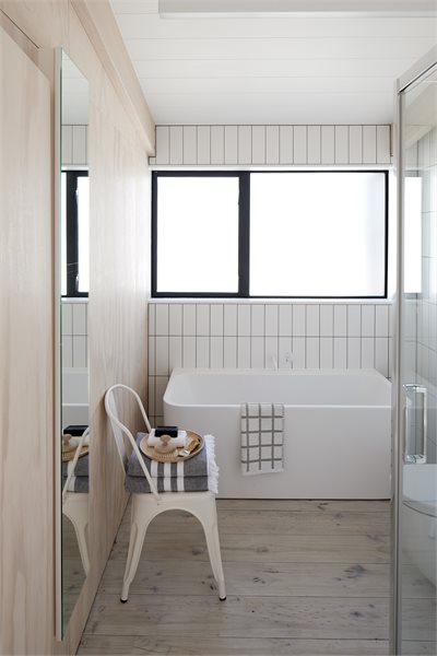 Metro Series awning window in the bathroom creates the perfect drop of light