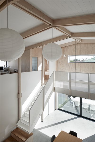 The Matt Windsor Grey powdercoated finish adds contrast to the neutral colour scheme. The concrete-slab floor was chosen to provide passive solar gain