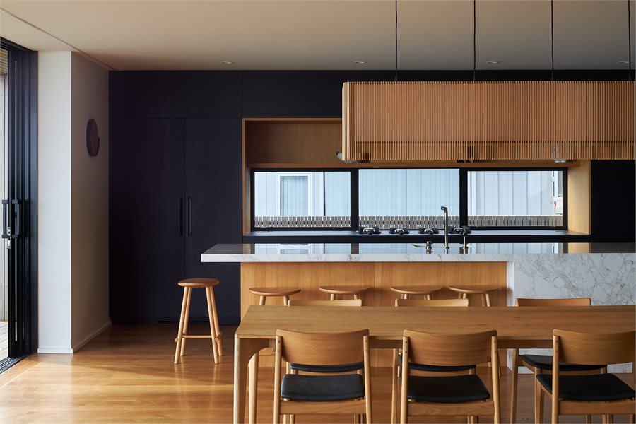 Straight lines of sliding windows complement the kitchen design